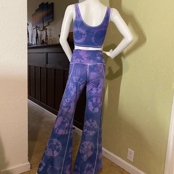 Set 2 pieces bell bottom one of the tops. - Picture 11 of 12